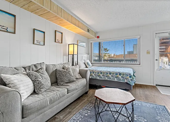 Spacious 2-bedroom Ocean Block In North Ocean Steps To The Holiday home