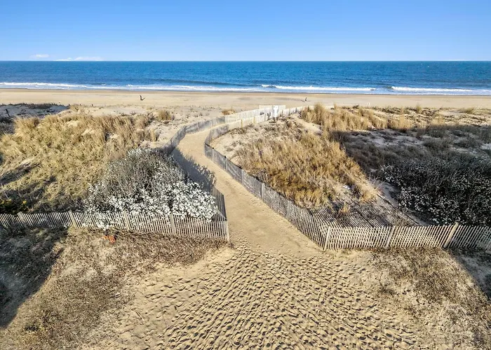 Spacious 2-bedroom Ocean Block In North Ocean Steps To The Holiday home